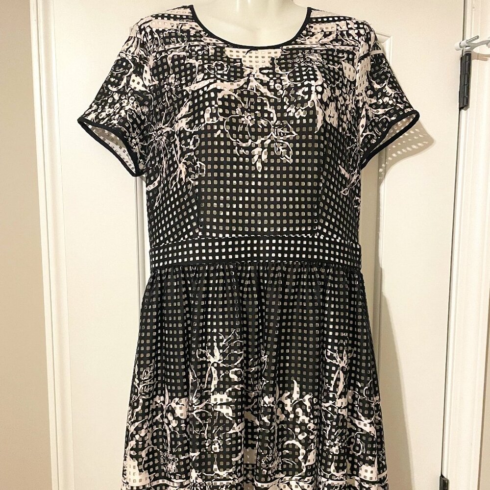 Gabby Skye Dress Women's Size 12  Knee Length Black & White Dress (Pre-Owned)